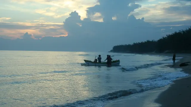 Jangan Segan Mandi Pagi di Pantai Utara Madura