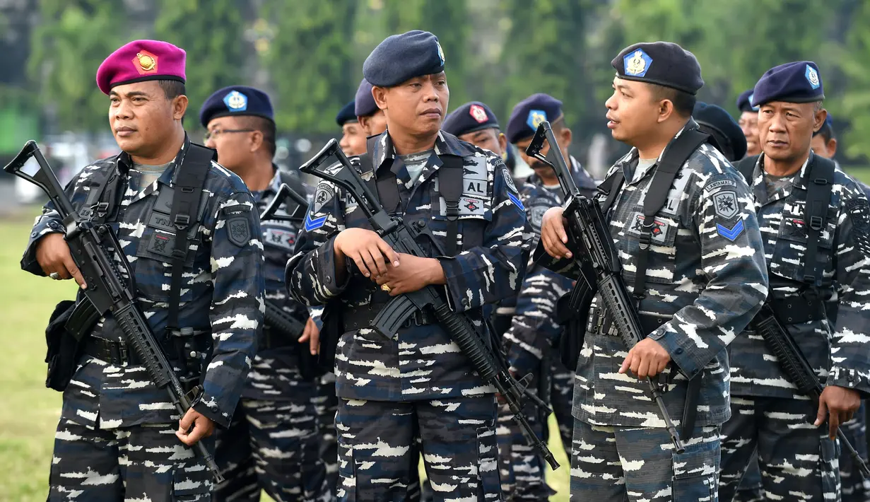 Tentara Indonesia berkumpul untuk persiapan keamanan di Denpasar, Bali, Indonesia (23/6). Barack Obama bersama keluarganya dijadwalkan mendarat di Bandar Udara Internasional I Gusti Ngurah Rai, Bali, sekitar pukul 17.55 Wita. (AFP Photo/Sonny Tumbelaka)