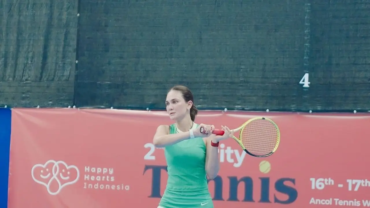 Luna Maya saat menikmati olahraga padel (Instagram/@lunamaya)