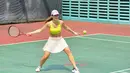 Masih dengan olahraga tenis, kali ini Pevita Pearce tampil cerah mengenakan tank top kuning, rok voli peach, dan topi pink. Ia melengkapi penampilannya dengan sepatu olahraga warna putih. @pevpearce.