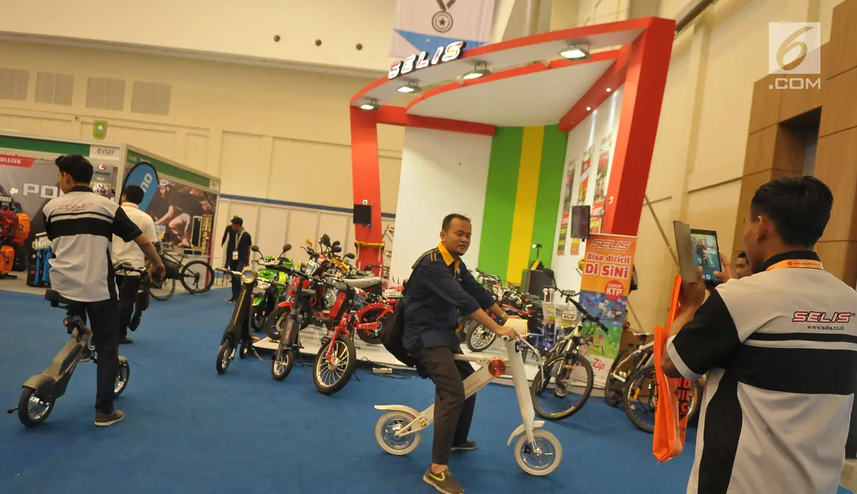 Pengunjung mencoba salah satu produk saat Indonesia Sport Expo Forum (ISEF) 2017, Tangerang, Kamis (18/5). Pameran produk olahraga terbesar di Indonesia ini digelar di ICE BSD City, 17 hingga 21 Mei 2017. (Liputan6.com/Helmi Afandi)