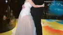 Di postingan video beberapa waktu lalu, Agnez Mo sempat menghebohkan netizen karena ia terlihat mengenakan gaun pengantin berwarna putih. Gaun pertama adalah strapless dress cantik dengan atasan bustier putih, dipadu rok bersiluet tutu. [Foto: Instagram/agnezmo]