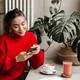 ilustrasi seorang perempuan yang tersenyum membaca chat dari sahabatnya/copyright freepik.com/lookstudio