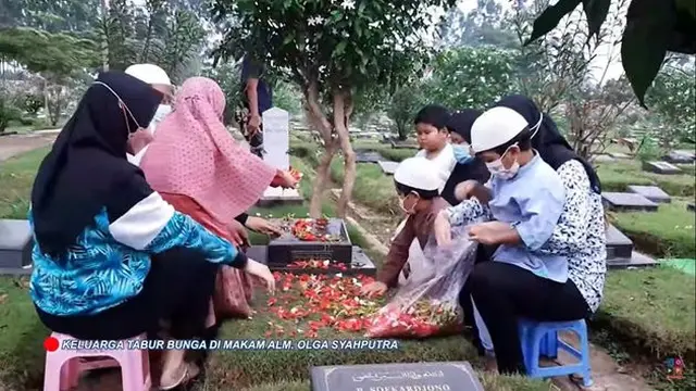 5 Momen Keluarga Olga Syahputra Ziarah, Rayakan Ulang Tahun Sang Mendiang