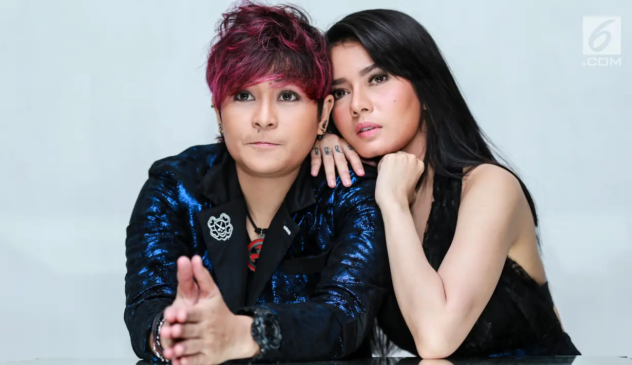 Musikus Mitha The Virgin foto bersama DJ Citra Anidya Pratiwi di Jakarta, Selasa (20/3). Mitha dan DJ Citra berkolaborasi dalam single kedua mereka yang berjudul Move On Dong. (Liputan6.com/Faizal Fanani)