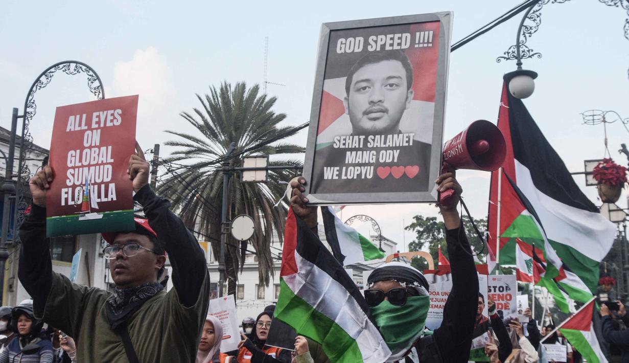 Pengunjuk rasa dari kalangan jurnalis, mahasiswa, dan warga melakukan aksi solidaritas menentang pencegatan kapal-kapal yang berpartisipasi dalam armada Global Sumud Flotilla, sebuah misi bantuan kemanusiaan warga sipil ke Gaza melalui laut, di Bandung, Jawa Barat, pada Selasa 19 Mei 2026. (Timur Matahari/AFP)