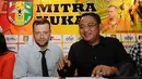 Scott Cooper (kiri) bersama Presiden klub Mitra Kukar, Endri Erawan bersiap menandatangani kontrak kerja di Jakarta, (11/12/2014). (Liputan6.com/Helmi Fithriansyah)