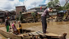 Sejumlah warga menyeberang dengan menggunakan perahu eretan di sungai Ciliwung, Manggarai, Jakarta, Kamis (24/4/14). (Liputan6.com/Faizal Fanani)