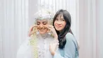 Salsadhilla Juwita membagikan potretnya saat mengantarkan Nadya Mustika Rahayu ke pelaminan. Dalam caption, anak pertama Iis Dahlia itu sudah menganggap Nadya seperti adiknya sendiri. Ia pun turut senang dan berdoa agar pernikahan tersebut menjadi awal dari kebahagiaan Nadya untuk selamanya. (Liputan6.com/IG/@salshaindradjaja)