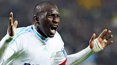 Selebrasi gol striker dan kapten Olympique Marseille Mamadou Niang di laga lanjutan Ligue 1 melawan Rennes di Velodrome Stadium, 5 Mei 2010. AFP PHOTO / GERARD JULIEN 