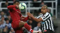 Gelandang Liverpool, Georginio Wijnaldum, berebut bola dengan striker Newcastle, Salomon Rondon, pada laga Premier League di Stadion St James Park, Newcastle, Sabtu (5/5). Newcastle kalah 2-3 dari Liverpool. (AFP/Lindsey Parnaby)