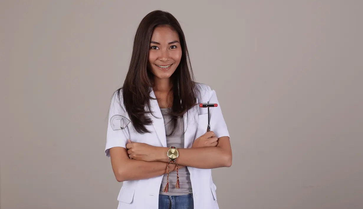 Fisioterapi PBR, Adinda Pricilla (Cia) adalah wanita pertama yang terjun sebagai fisioterapi untuk klub sepak bola profesional di Indonesia, Kamis (10/12/2015). (Bola.com/Nicklas Hanoatubun)