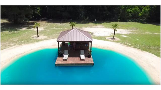 Pria Ini Ubah Halaman Belakang Jadi Pantai Buatan, 5 Potretnya Bikin Takjub