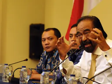 Ketua Partai Nasdem, Surya Paloh (kanan) menjawab pertanyaan usai pengunduran Patrice Rio Capella di Kantor DPP Partai Nasdem, Jakarta, Kamis (15/10/2015). Rio Capella tersangka oleh KPK untuk kasus bansos Provinsi Sumut. (Liputan6.com/Helmi Fithriansyah)