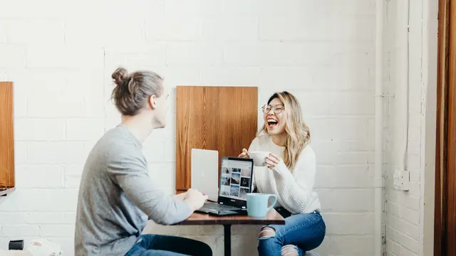 Jarang Disadari, 9 Gestur Tubuh Ini Bikin Perempuan Terlihat Lebih Berkelas