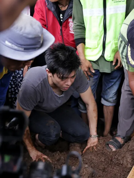 Menurut Ariel, ayahnya meninggal lantaran komplikasi penyakit yang sudah dideritanya sejak lama. Ariel menyebutkan beberapa penyakit yang diidap sang ayah diantaranya adalah jantung, ginjal, dan penyakit gula. (Adrian Putra/Bintang.com)