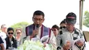 Seorang pendeta sedang membacakan doa pada jenazah Ireng sebelum dimasukkan ke liang lahat. (Adrian Putra/Bintang.com)
