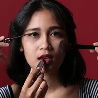 Makeup bisa tahan lama dengan tips ini. (Dei Prayoga/Bintang.com)