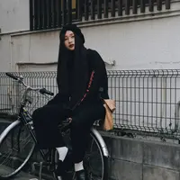 Bosan dengan gaya hijab yang itu-itu saja? Simak tren hijab nyentrik yang satu ini.