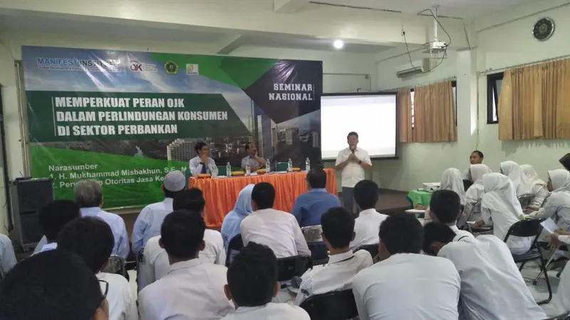 OJK berupaya mengajak pelajar dan mahasiswa di Pasuruan, Jawa Timur makin melek terhadap hak-hak sebagai konsumen bank ataupun lembaga keuangan lainnya. Dok: DPR