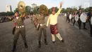 Menhub Budi Karya Sumadi ikut berjoget memberi semangat pemain marching band pada acara puncak Hari Perhubungan Nasional di Lapangan Silang Monas, Jakarta, Minggu (17/9). Menhub Budi terlihat mengenakan baju khas Palembang (Liputan6.com/Immanuel Antonius)