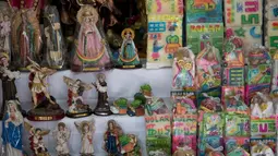Patung  untuk ritual keagamaan penganut Pachamama yang dijual di Pasar Penyihir, kota tua La Paz, Bolivia, 10 Juli 2018. Pasar bernama Mercado de las Brujas ini menjual barang-barang aneh dan segala sesuatu yang berhubungan dengan sihir. (AP/Juan Karita)