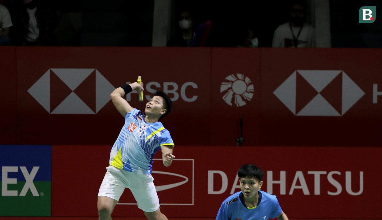 Di nomor ganda putri, Indonesia juga meloloskan dua pasangan ke babak perempatfinal. Unggulan ke-7, Apriyani Rahayu/Siti Fadia Silva Ramadhanti lolos usai menang atas wakil Malaysia, Vivian Hoo/Lim Chiew Shien dengan dua set langsung 21-17, 21-19. Satu wakil lainnya adalah Febby Valencia Gani/Ribka Sugiarto yang sukses mengalahkan rekannya sendiri, Melani Mamahit/Tryola Nadia dengan 21-10, 21-12. Tiga pasangan lainnya terhenti di 16 besar. (Bola.com/Ikhwan Yanuar)