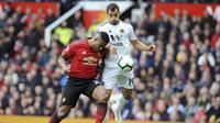 Bek Manchester United, Antonio Valencia, berebut bola dengan pemain Wolverhampton Wanderers, Jonny Otto, pada laga Premier League, di Stadion Old Trafford, Sabtu (22/9/2018). Manchester United ditahan 1-1 oleh Wolverhampton. (AP/Rui Vieira)