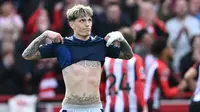 Ekspresi kecewa pemain Manchester United, Alejandro Garnacho setelah timnya kebobolan oleh Brentord dalam laga lanjutan Liga Inggris 2024/2025 di Gtech Community Stadium, London, Inggris, Minggu (04/05/2025) waktu setempat. (AFP/Justin Tallis)