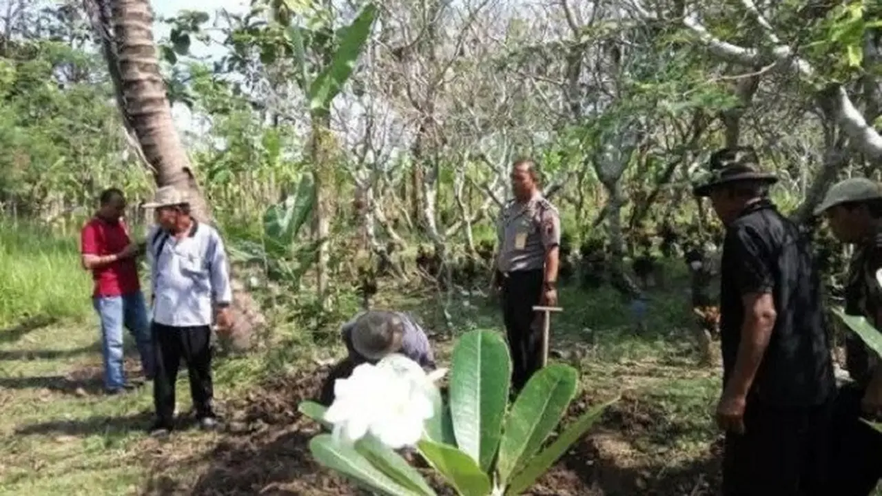 Polisi Pemalang Dekati Warga Sambil Bongkar Puluhan Makam 