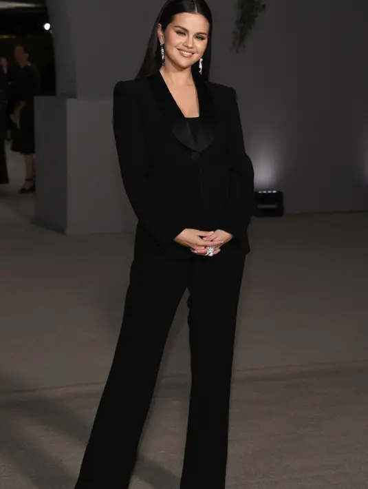 Selena Gomez saat tiba di acara tahunan kedua Academy Museum di Academy Museum of Motion Pictures di Los Angeles, Amerika, Sabtu (15/10/2022). Lama tak terlihat, Selena Gomez tampil anggun dan menawan dengan balutan busana serba hitam. (Jon Kopaloff/Getty Images via AFP)