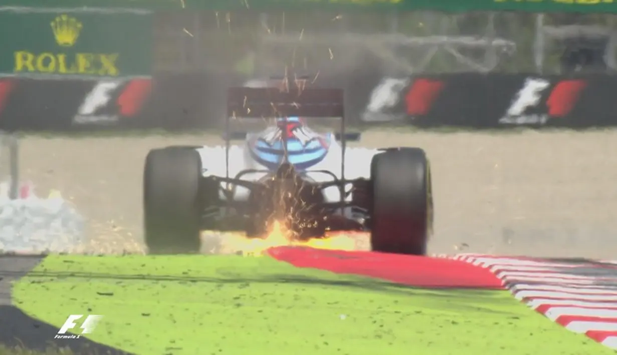 Mobil pebalap Williams, Felipe Massa, melebar saat beraksi dalam latihan bebas kedua F1 GP Spanyol di Sirkuit Catalunya, Spanyol, Jumat (13/5/2016). (Bola.com/Twitter/F1)