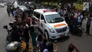 Iring-iringan mobil jenazah yang membawa almarhum Presiden ke-3 RI, BJ Habibie melintasi Jalan Gatot Subroto menuju TMP Kalibata, Jakarta, Kamis (12/9/2019). Warga secara khusus meluangkan waktu menyambut jenazah BJ Habibie untuk memberikan penghormatan terakhir. (Liputan6.com/Johan Tallo)
