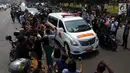 Iring-iringan mobil jenazah yang membawa almarhum Presiden ke-3 RI, BJ Habibie melintasi Jalan Gatot Subroto menuju TMP Kalibata, Jakarta, Kamis (12/9/2019). Warga secara khusus meluangkan waktu menyambut jenazah BJ Habibie untuk memberikan penghormatan terakhir. (Liputan6.com/Johan Tallo)