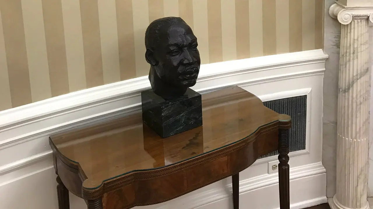 Patung Martin Luther King Jr masih tetap berada di Ruang Oval Gedung Putih