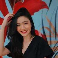 Febby Rastanty pakai lipstik merah (Instagram/febbyrastanty)