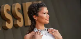 Zendaya berpose untuk fotografer saat tiba di pemutaran perdana film 'The Odyssey' pada hari Senin, 6 Juli 2026, di London. (Scott A Garfitt/Invision/AP)