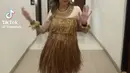 BCL tampil mengenakan baju adat Papua dengan atasan manset lengan pendek warna kulit dipadukan baju khas perempuan Papua dengan rumbai-rumbai warna coklat dari atasan hingga roknya. [@itsmebcl]