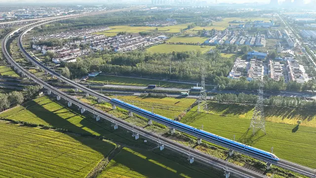Kereta api China terus berkembang bahkan melintasi lautan. Penambahan terbaru pada portofolio negara ini adalah jalur kereta berkecepatan tinggi sepanjang 277 kilometer