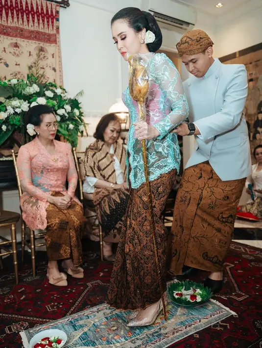 Kebaya tersebut dipadukan dengan kain batik berwarna cokelat tua yang diwiru [@ayushita]