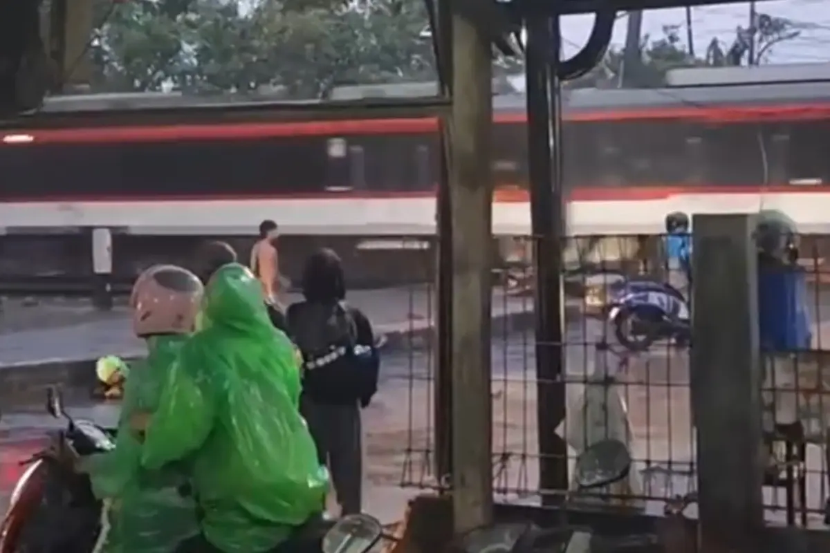 Kecelakaan Kereta Bandara Tertemper kendaraan truk di perlintasan sebidang JPL 21 lintas Rawa Buaya–Batuceper pada Jumat (20/2/2026).