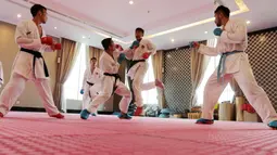 Karateka Indonesia terlatih sparring 4 in 1 sebagai persiapan bertanding pada ajang SEA Games 2017 di The Belezza, Permata Hijau, Jakarta, Senin (07/8/2017). (Bola.com/Nicklas Hanoatubun)
