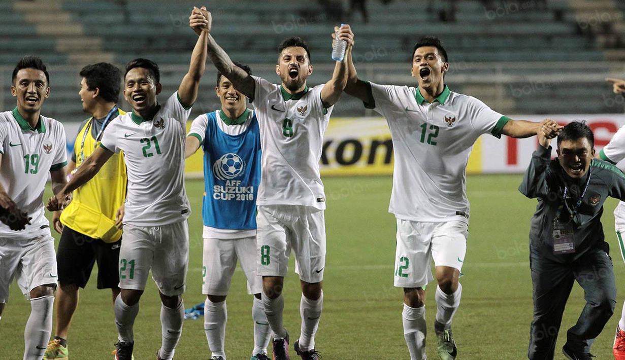 Para pemain Timnas Indonesia merayakan keberhasilan menaklukkan Singapura pada laga Piala AFF 2016 di Filipina, Jumat (25/11/2016). Kemenangan ini mengantar Indonesia lolos ke babak semifinal. (Bola.com/Nicklas Hanoatubun))