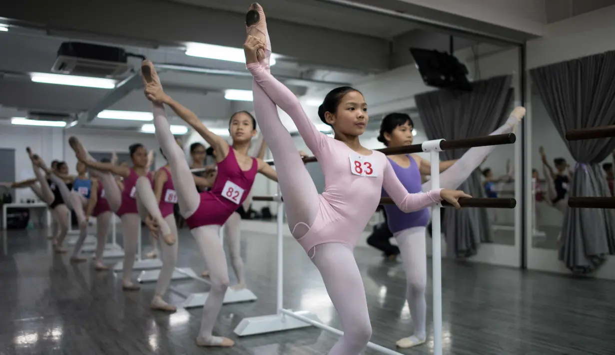 Para pebalet muda mengikuti pelatihan balet menjelang kompetisi Balet Malaysia yang akan datang di Kuala Lumpur (28/11). Kompetisi balet ini akan berlangsung pada 30 November. (AFP Photo/Mohd Rasfan)