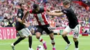 Gelandang Southampton, Sofiane Boufal, berusaha melewati gelandang Manchester United, Daniel James, pada laga Premier League di Stadion St Mary's, Southampton, Sabtu (31/8). Kedua klub bermain imbang 1-1. (AP/Mark Kerton)