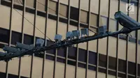 Kamera closed circuit television (CCTV) mengawasi jalanan di kawasan Thamrin, Jakarta, Kamis (25/4). Polda Metro Jaya melakukan pengembangan penerapaan sistem Electronic Traffic Law Enforcement (E-TLE) atau tilang elektronik dengan menambah 10 kamera baru. (merdeka.com/Imam Buhori)