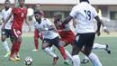 Pemain Timnas Indonesia, Boas Solossa, berusaha melewati pemain saat pertandingan melawan Fiji pada laga persahabatan di Stadion Patriot, Bekasi, Sabtu, (2/9/2017). Skor berakhir imbang 0-0. (Bola.com/M Iqbal Ichsan)
