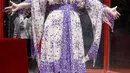 Gaun ungu dengan model longgar ini terlihat cantik dipakai oleh Melissa McCarthy. Ia pun dapat bebas bergerak sekaligus tampil cantik. (Bintang/EPA)