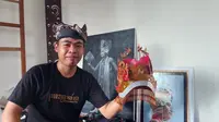 Hidayat Rohman  perajin omprok gandrung asal Desa Kemiren kebanjiran pemesanan omprok menjelang Festival Gandrung Sewu 2023 (Hermawan Arifianto/Liputan6.com)