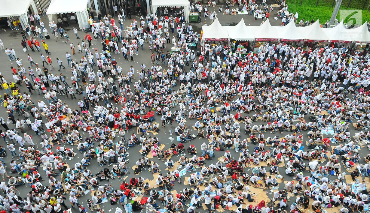 Pendukung pasangan Capres dan Cawapres nomor urut 01, Jokowi - Ma'ruf Amin saat memadati Stadion Gelora Bung Karno (SGBK), Jakarta, Sabtu (13/4). Ribuan orang berkumpul untuk menghadiri kampanye akbar pasangan calon presiden dan wakil presiden nomor urut 01 Jokowi-Ma'ruf Amin. Liputan6.com/Angga Yun